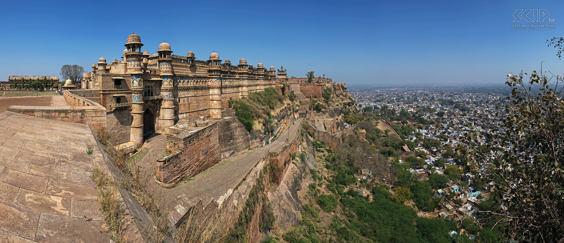 Gwalior fort Het indrukwekkende Gwalior fort torent ruim honderd meter uit boven de vlakte en biedt prachtige vergezichten. Drie kilometer lang en tot 1 kilometer breed neemt het fort volledig bezit van de heuvel. Het eerste fort werd al in 727 gebouwd. Binnen ligt ook het mooie Man Mandir Paleis dat in 1486-1517 werd gebouwd door maharadja Man Singh. Stefan Cruysberghs